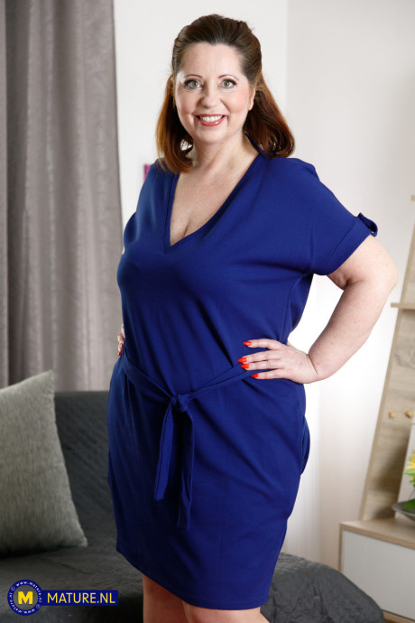 Curvy Klara is a enormous booty gigantic tits MILF who enjoys to play with her shaved