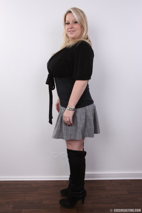 Meaty blondy Jana reveals big titties during her undressed modeling debut