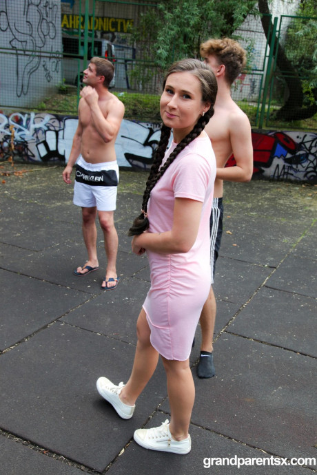 Slutty teenie likes a twat licking in a crazed threesome with a mature lovers