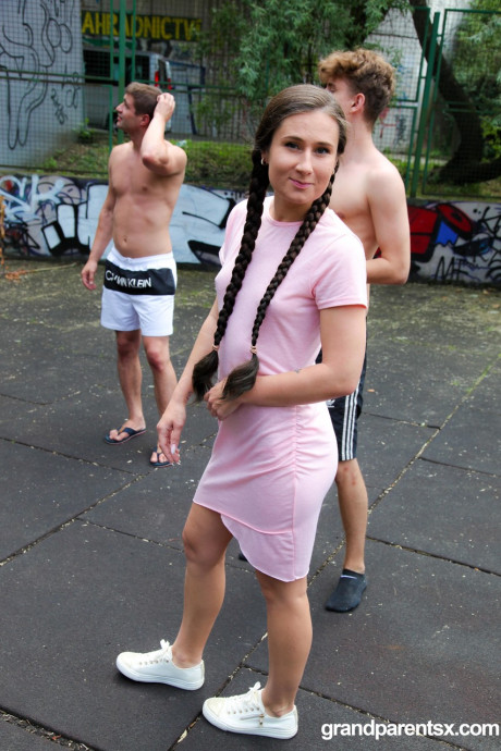 Slutty teenie likes a twat licking in a crazed threesome with a mature lovers