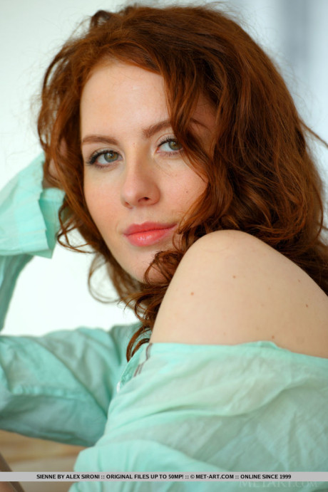 Red Hair babe exposing small tits and silky teenie cunt for glamour pics