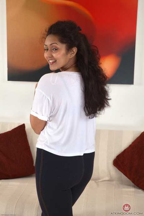 Amateur teen Leghaunveils her chubby figure and hairy snatch in a solo