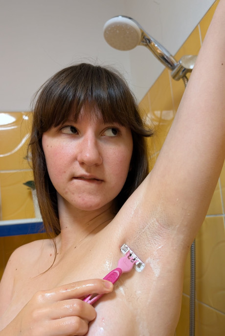 Amateur OnlyFans babe Katie Noir shaves her armpits and snatch in the bathtub