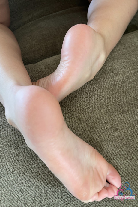 American nerd Leana Lovings shows her hot feet, large behind and attractive snatch