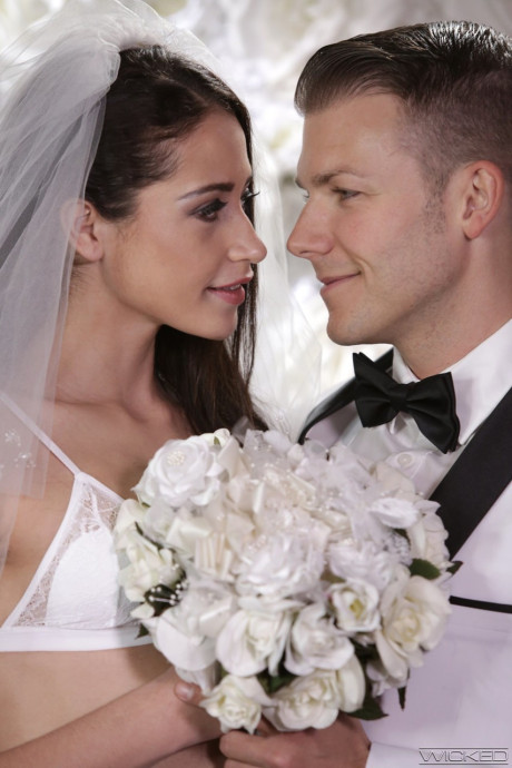 Ravishing bride Avi Love loses her anal virginity and takes a big facial