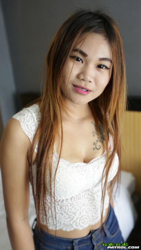 Amateur chinese babe Ja shows her petite body and gets her cute twat fucked