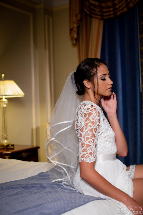 American sweety Avi Love loses her anal virginity on her honeymoon