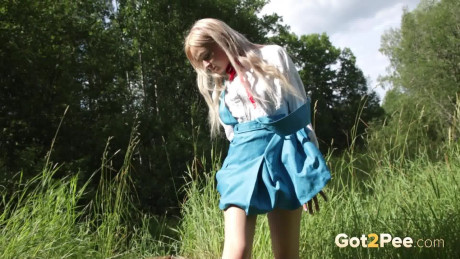 Hot blondy sprays her pee streams over a mirror