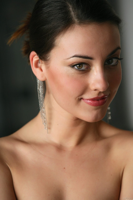 Alluring amateur teenie Lorena B flaunts her hot curves in a solo show