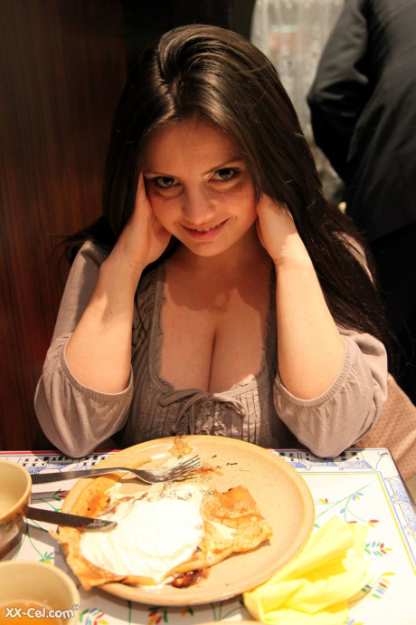 Arianna Sinn flaunts her cleavage in public before showing her juggs at home