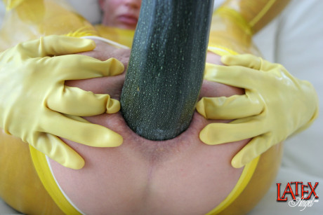 Brunette skank girl shows her gaped butthole after a vegetable insertion