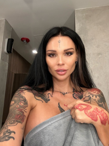 Inked OnlyFans beauty Sunny Free showing off her killer curves in a solo