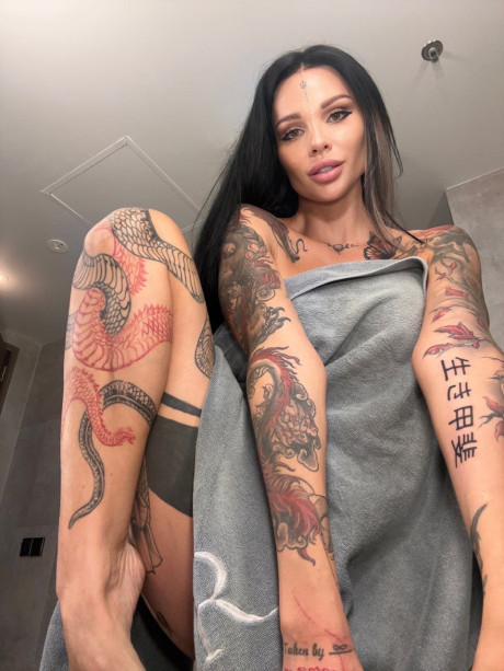 Inked OnlyFans beauty Sunny Free showing off her killer curves in a solo