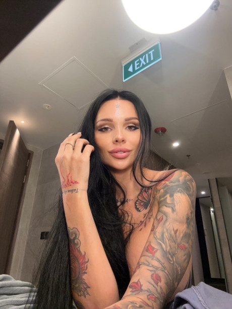 Inked OnlyFans beauty Sunny Free showing off her killer curves in a solo