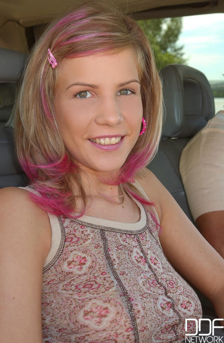 Blondy hitchhiker Tiffany Rousso sucks the driver to ejaculation for the ride