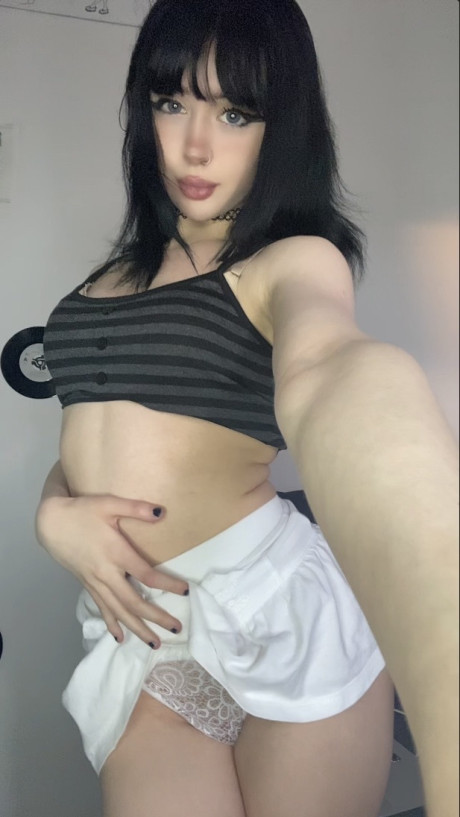 Dirty amateur bimbo Bunnyy Spit flaunts her large butt and crazy curves
