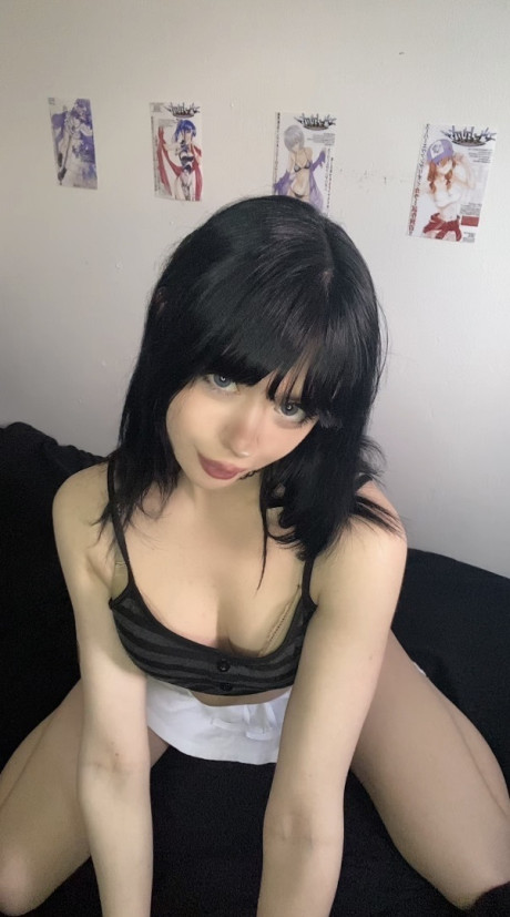 Dirty amateur bimbo Bunnyy Spit flaunts her large butt and crazy curves