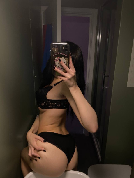Dirty amateur bimbo Bunnyy Spit flaunts her large butt and crazy curves