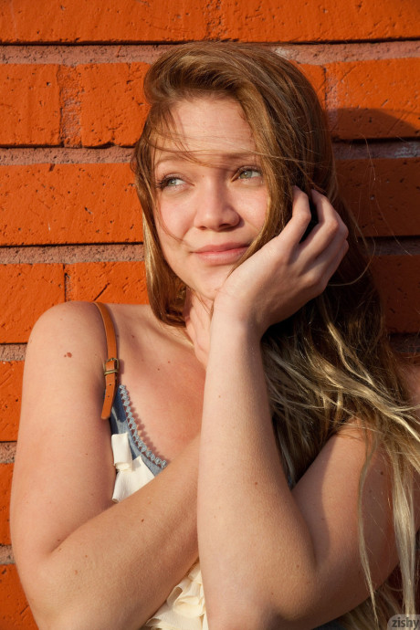 Amateur GF Jessie Andrews flits her dress & shows her ass in public