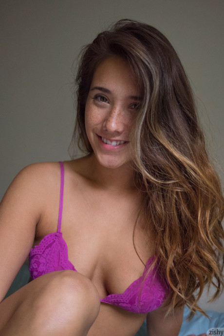 Gorgeous babe Eva Lovia flaunting hot body in sweet panties & bra on her bed