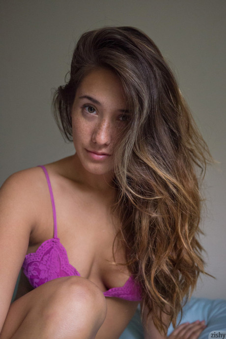 Gorgeous babe Eva Lovia flaunting hot body in sweet panties & bra on her bed