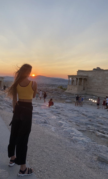 Thin babe takes undressed selfies showing her tiny boobs and her tight butt