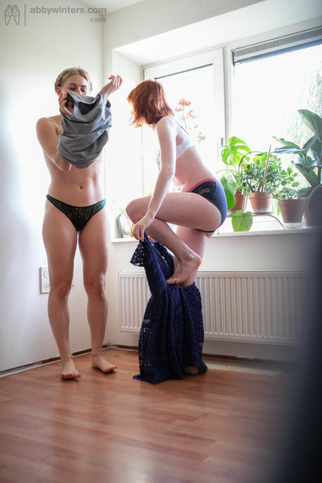 Amateur babes with round butts Elin and Maddie getting dressed together
