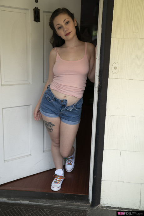 Natural teenie Lenna Lux gets rid of her clothes at home & flaunts her sweet body