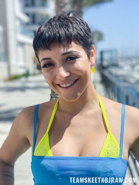 Hot MILF Brooklyn Gray teases in a bikini & gives her man bf man some oral pleasure