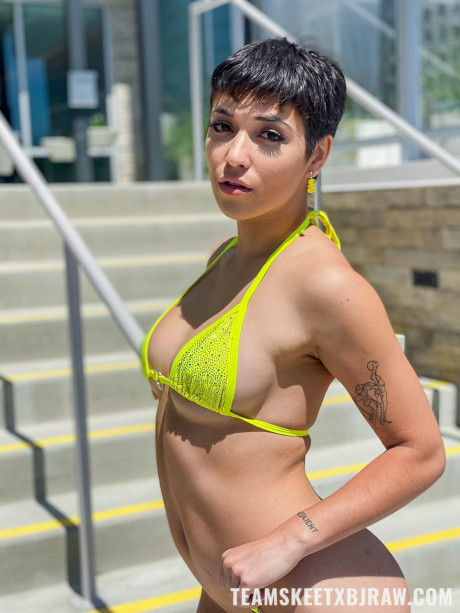 Hot MILF Brooklyn Gray teases in a bikini & gives her man bf man some oral pleasure