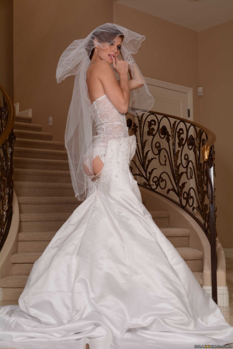 Glamorous ex-wife in a bride outfit Jenni Lee rubbing her smooth cunt