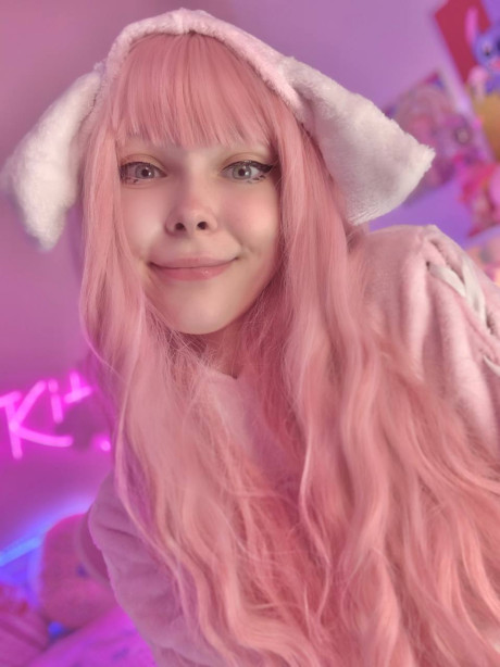 Glamorous OnlyFans cutie Little Kitty poses & blows a toy in her compilation