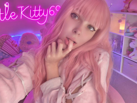 Glamorous OnlyFans cutie Little Kitty poses & blows a toy in her compilation