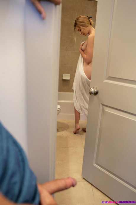 Hot yellow-haired Alexa Grace has her shaved cunt jizzed by her dirty stepbrother