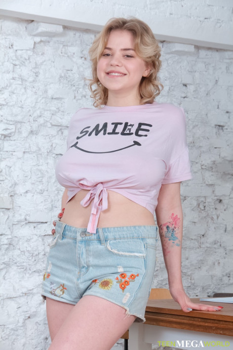 Teenie Bella Breeze shows her titties & gets sexed & facialized by her study buddy