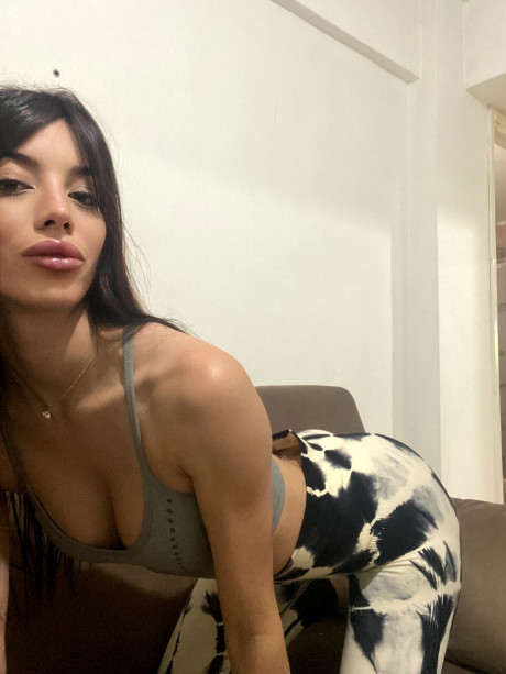 OnlyFans babe Julieta Martinez exposes her ass and cleavage in a solo