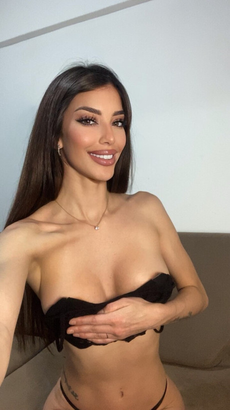 OnlyFans babe Julieta Martinez exposes her ass and cleavage in a solo