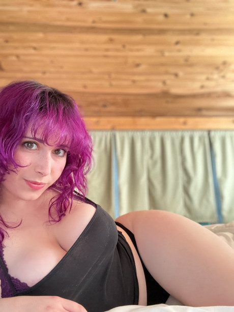 Lovely OnlyFans cam model Sam Squeebs teases with her gorgeous humongous melons