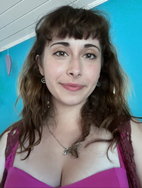 Lovely OnlyFans cam model Sam Squeebs teases with her gorgeous humongous melons