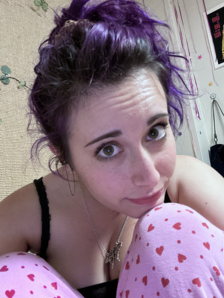 Lovely OnlyFans cam model Sam Squeebs teases with her gorgeous humongous melons