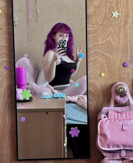 Lovely OnlyFans cam model Sam Squeebs teases with her gorgeous humongous melons