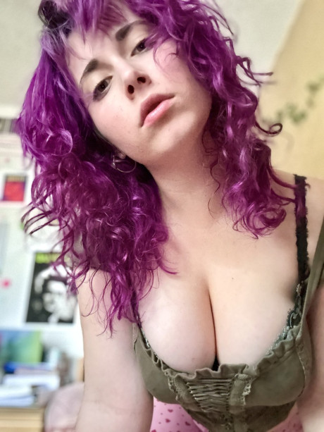 Lovely OnlyFans cam model Sam Squeebs teases with her gorgeous humongous melons