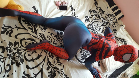 Cosplayer shows off her tight ass in a Spiderman costume on her bed