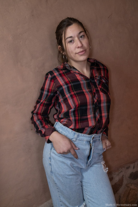 Amateur American Shirly gets nude & flaunts her round ass & furry snatch