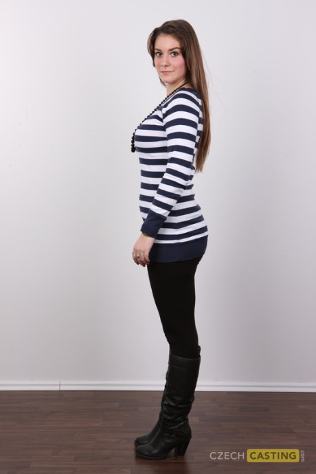 Thick amateur with a huge ass gets on a stool to pose for a undressed shoot
