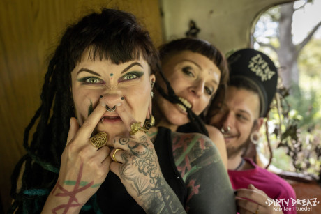 Alternative individuals model in the undressed and while clothed as well