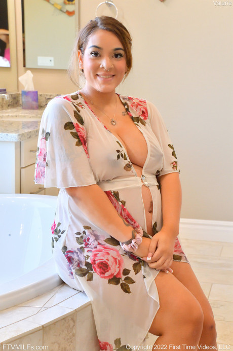 Pregnant slut girl Violet Smith masturbates with sex toys while bathing