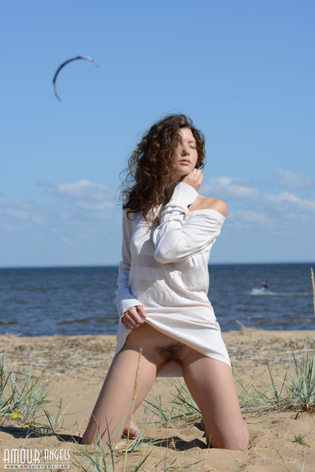 Teenie solo bitch girlfriend chick with nice melons feels the wind on her bareback skin at the beach