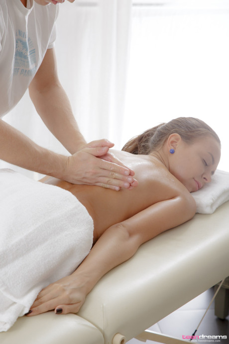 Amateur teen with an adorable butt Carre gets her vagina filled by a masseur