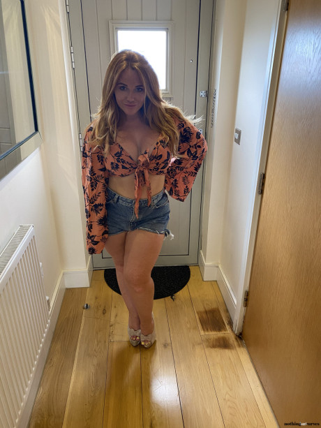 Chubby ginger Amber Leah flaunts her juicy boobs and her curvy behind